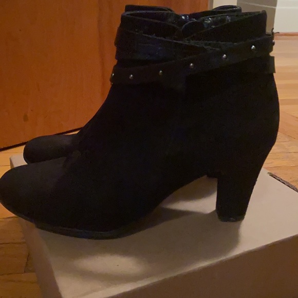 Aerosols black suede bottles with studded strap - Picture 7 of 7